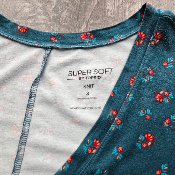 Torrid Favorite Tunic Super Soft V-Neck Side Slit Tee - Picture 3 of 3